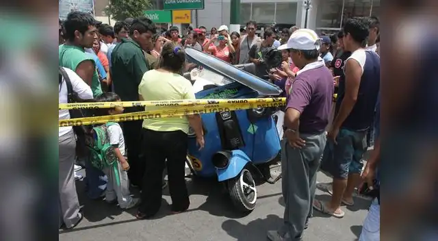 La mototaxi siniestrada de la familia Jacinto. Al lado, madre e hija fallecidas.