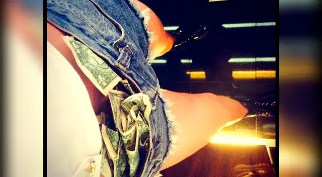 Miley cyrus con billetes dentro de su short