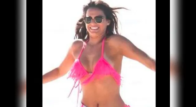 Bruna Marquezine deslumbró con diminuto bikini en playa en Brasil.