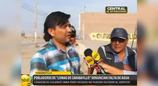 Tienen que pagar entre 4 y 5 soles diarios para que llenen sus barriles. Tienen que pagar entre 4 y 5 soles diarios para que llenen sus barriles.