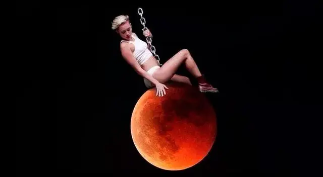 Miley Cyrus sobre la luna roja durante el eclipse. Miley Cyrus sobre la luna roja durante el eclipse.