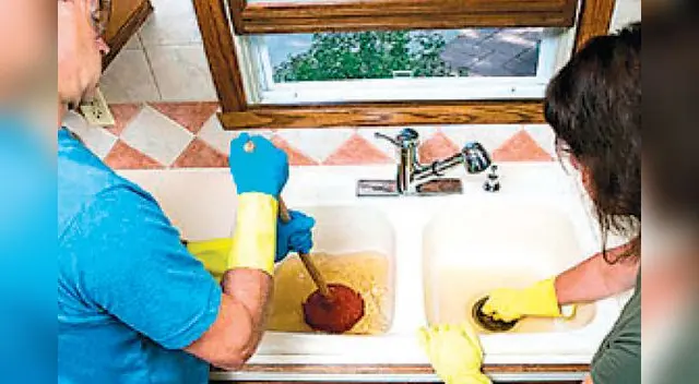 Este problema se presenta más en el fregadero de la cocina y el inodoro. 