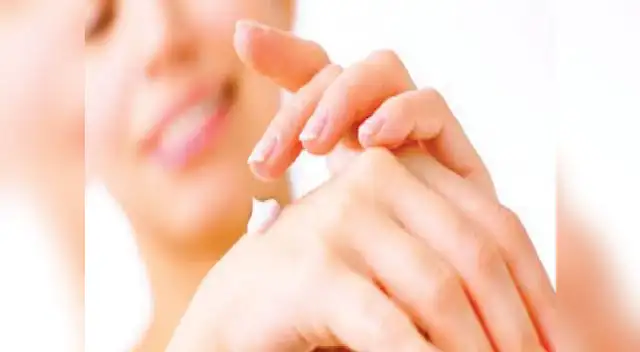 La crema exfoliante casera mantendrá a tus manos sanas, suaves y jóvenes. 