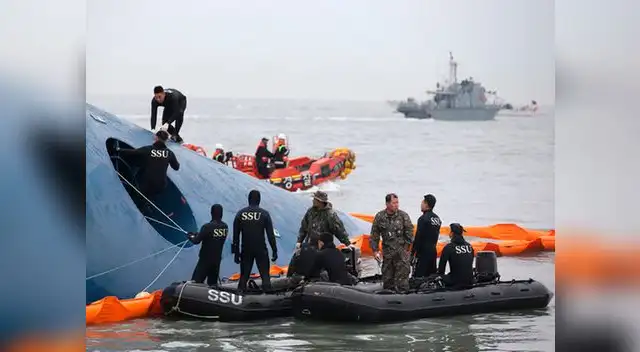 Nuevo video de accidente del Sewol muestra a capitán del barco siendo evacuado por rescatistas