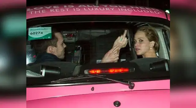 Jennifer Lawrence enseña el dedo medio a los paparazzi