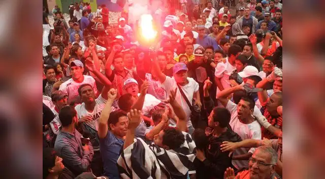 Prendieron bengalas. 