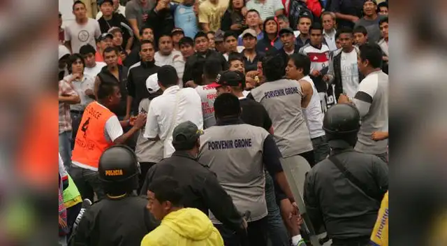 Hinchada custodiada por policías. 