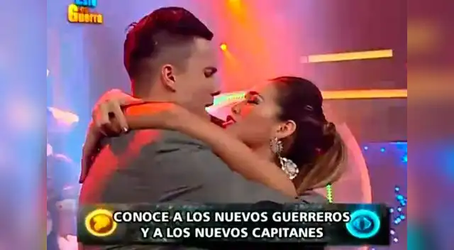 La chinita besa a su futuro esposo. 