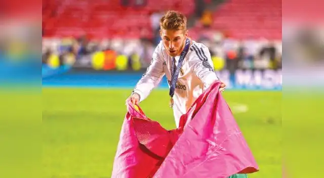 El defensa celebró como si estuviera en una corrida de toros. 