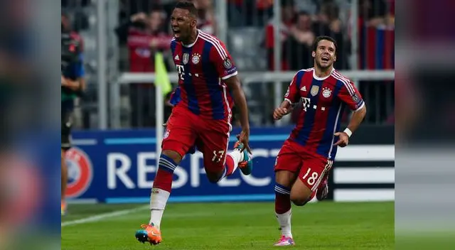 Boateng corre festejando su conquista que rompió el cero y le permite a su equipo sumar su primer triunfo en la liga de campeones.