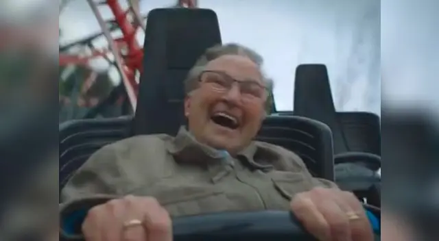 Esta abuelita se contagia -y contagia- con el vértigo y la velocidad de la Montaña Rusa Esta abuelita se contagia -y contagia- con el vértigo y la velocidad de la Montaña Rusa