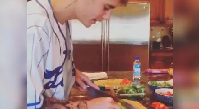 Justin Bieber preparó rica comida a Selena Gomez y compartió la preparación con sus seguidores.