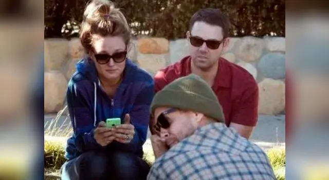 Esta imagen es real y fue captada días después de la muerte de Paul Walker. En ella se aprecia a su novia acompañada de dos amigos, uno de los cuales es 'comparado' con Paul Walker por su aparente parecido.