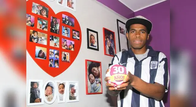 Landauri en la sala de su casa con los colores de su equipo y las fotos de sus hijos que, afirma, son su mayor motivación y siempre lo acompañan en los partidos, aunque esta vez, cosa rara, no estuvieron en Matute. Landauri en la sala de su casa con los colores de su equipo y las fotos de sus hijos que, afirma, son su mayor motivación y siempre lo acompañan en los partidos, aunque esta vez, cosa rara, no estuvieron en Matute.