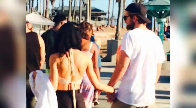 Robert Pattinson pasea de la mano con cantante británica.