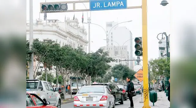 Foto enviada por Luis Pérez, muestra un semáforo malogrado en el Centro de Lima