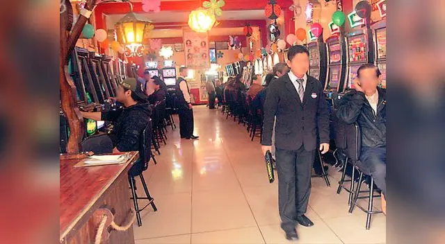 Los delincuentes sorprendieron a todos en el local. Los delincuentes sorprendieron a todos en el local.