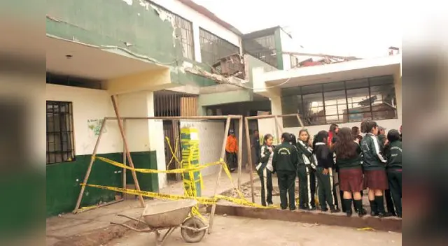 Un grupo de escolares observa los destrozos en su colegio que será demolido debido a lo peligroso de su infraesctructura.