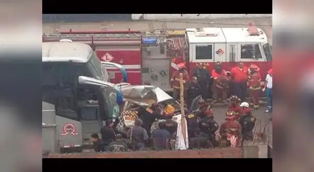 Choque entre bus interprovincial y taxi dejó un muerto. Choque entre bus interprovincial y taxi dejó un muerto.