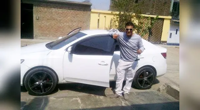 Anthony Caballero junto a su auto veloster de 57 mil dólares. 