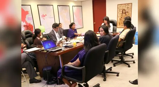Carmen Omonte en reunión con representante de la Defensoría del Pueblo y asháninkas.