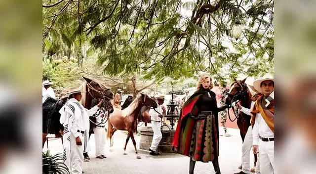 Chalanes y caballos de Paso peruano junto a la modelo de Vogue Chalanes y caballos de Paso peruano junto a la modelo de Vogue