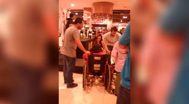 Angie Arizaga y Nicola Porcella en firma de autógrafos Angie Arizaga y Nicola Porcella en firma de autógrafos