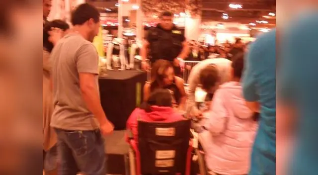 Angie Arizaga y Nicola Porcella en firma de autógrafos Angie Arizaga y Nicola Porcella en firma de autógrafos