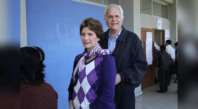 Padres de galán votaron en colegio Alfonso Ugarte.