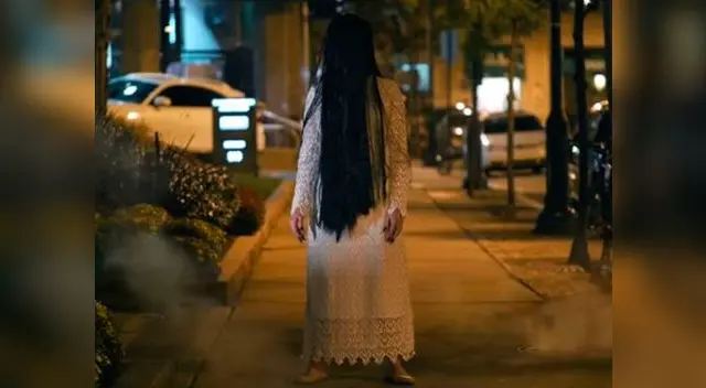 'Niña del Aro' salió a las calles de Estados Unidos a espantar transeúntes.