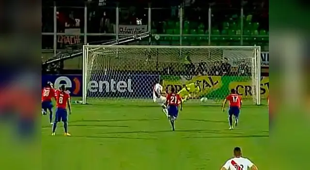 Paolo Guerrero se perdió un oportunidad de oro al fallar penal ante Chile.