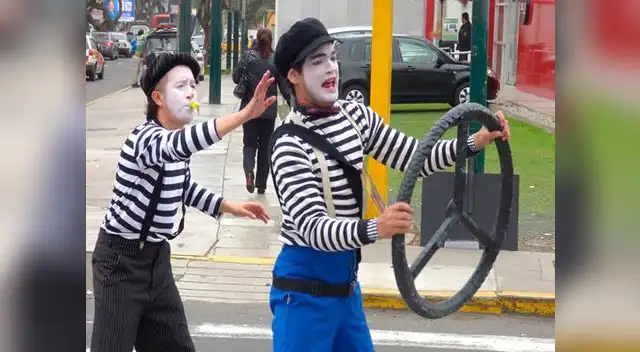 Mimos buscan llamar la atención de conductores y peatones.