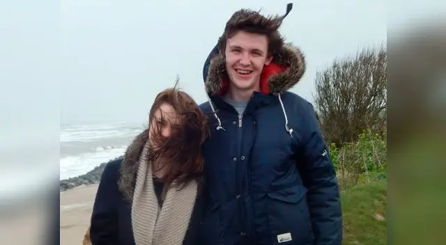 Debs Torr y Chris Dobson, los estudiantes que te piden 'orinar en a ducha'.