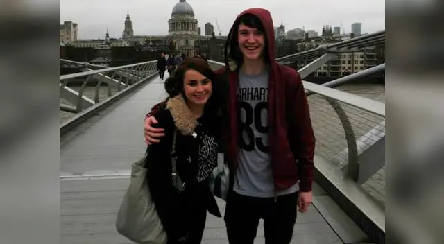 Debs Torr y Chris Dobson, los estudiantes que te piden 'orinar en a ducha'.