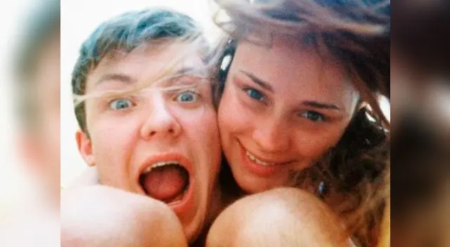 Debs Torr y Chris Dobson, los estudiantes que te piden 'orinar en a ducha'.