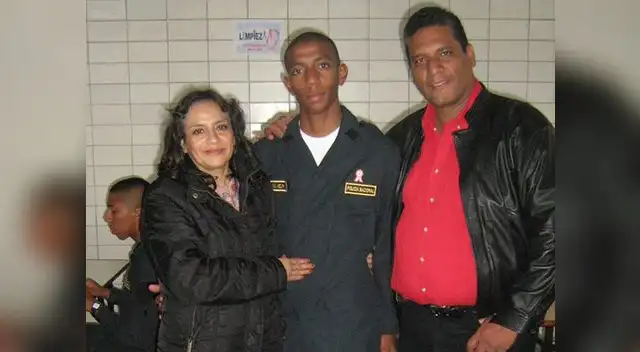 Junto a su hijo, cadete de la PNP. Junto a su hijo, cadete de la PNP.