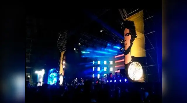 El concierto tuvo tres pantallas gigantes, una pelota gigante con cámara y muchas luces El concierto tuvo tres pantallas gigantes, una pelota gigante con cámara y muchas luces