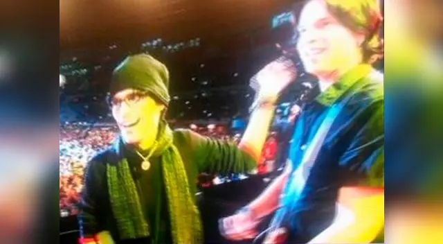 Pedro Suárez Vértiz junto a Guillermo Bussinger y su banda oficial. Pedro Suárez Vértiz junto a Guillermo Bussinger y su banda oficial.