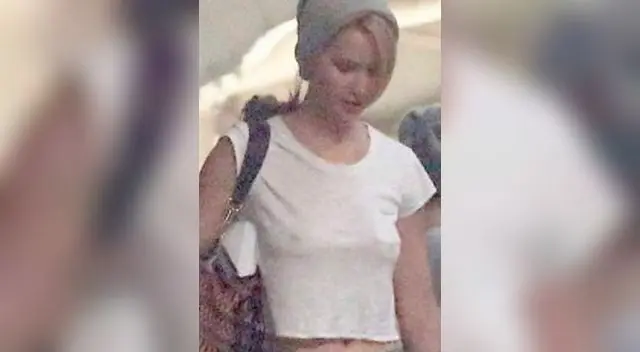 Jennifer Lawrence llevaba puesto solo un polo blanco que permitía ver la ausencia de brassiere Jennifer Lawrence llevaba puesto solo un polo blanco que permitía ver la ausencia de brassiere