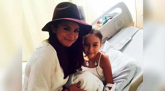 Selena Gómez visitó a un grupo de niños enfermos de cáncer. Selena Gómez visitó a un grupo de niños enfermos de cáncer.