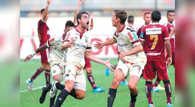 Allocco explota su alegría entre Gómez (tapado) y Otárola. Allocco explota su alegría entre Gómez (tapado) y Otárola.