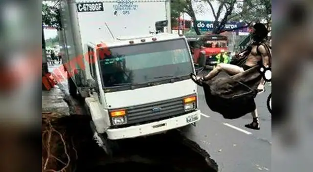 Memes se ríen de agujero en pista de La Victoria