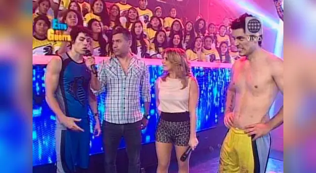 Ike Parodi es felicitado por hermano Patricio. 