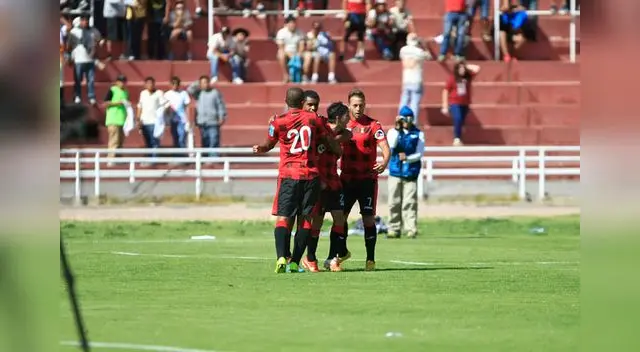 Fernández grita su gol con todo el alma. Lo acompañan Rivas (20), Minzun Quina y Diego Pizarro, que enseguida nomás fue expulsado. Fernández grita su gol con todo el alma. Lo acompañan Rivas (20), Minzun Quina y Diego Pizarro, que enseguida nomás fue expulsado.