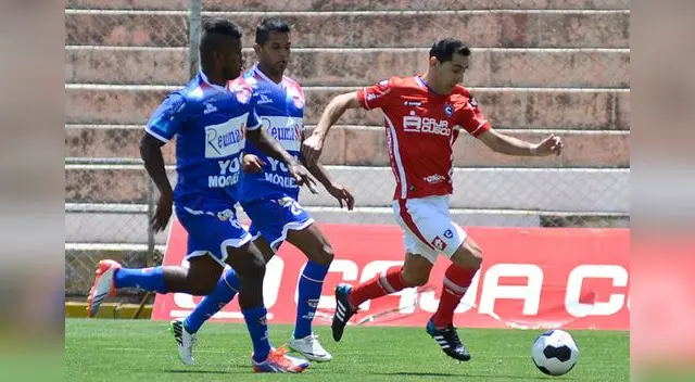 El chino Ximénez se le escapa a la defensa moqueguana.