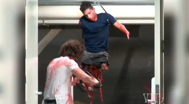 Hombre desmembrado y perseguido por un loco con motosierra aterrorizan en nuevo video de YouTube Hombre desmembrado y perseguido por un loco con motosierra aterrorizan en nuevo video de YouTube