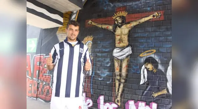 Costa en el mural del Señor de los Milagros en el estadio de Matute, un día después de haber hecho casi todo en la victoria ante León de Huánuco. Costa en el mural del Señor de los Milagros en el estadio de Matute, un día después de haber hecho casi todo en la victoria ante León de Huánuco.