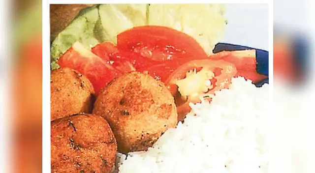 El secreto del chef: Para que la cebolla no se ponga verde, fríela un poco antes de mezclarla con el pescado.