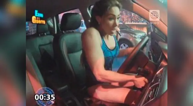 Gesto de sorpresa de Melissa cuando se dio cuenta que la llave que eligió encendió la camioneta.