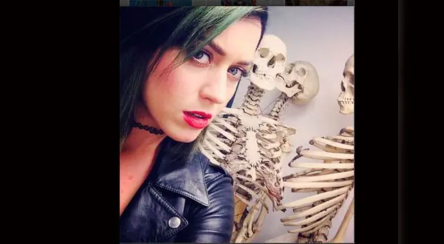 La californiana de ojos azules con pelo rosado, negro, rubio y verde, siempre bella.